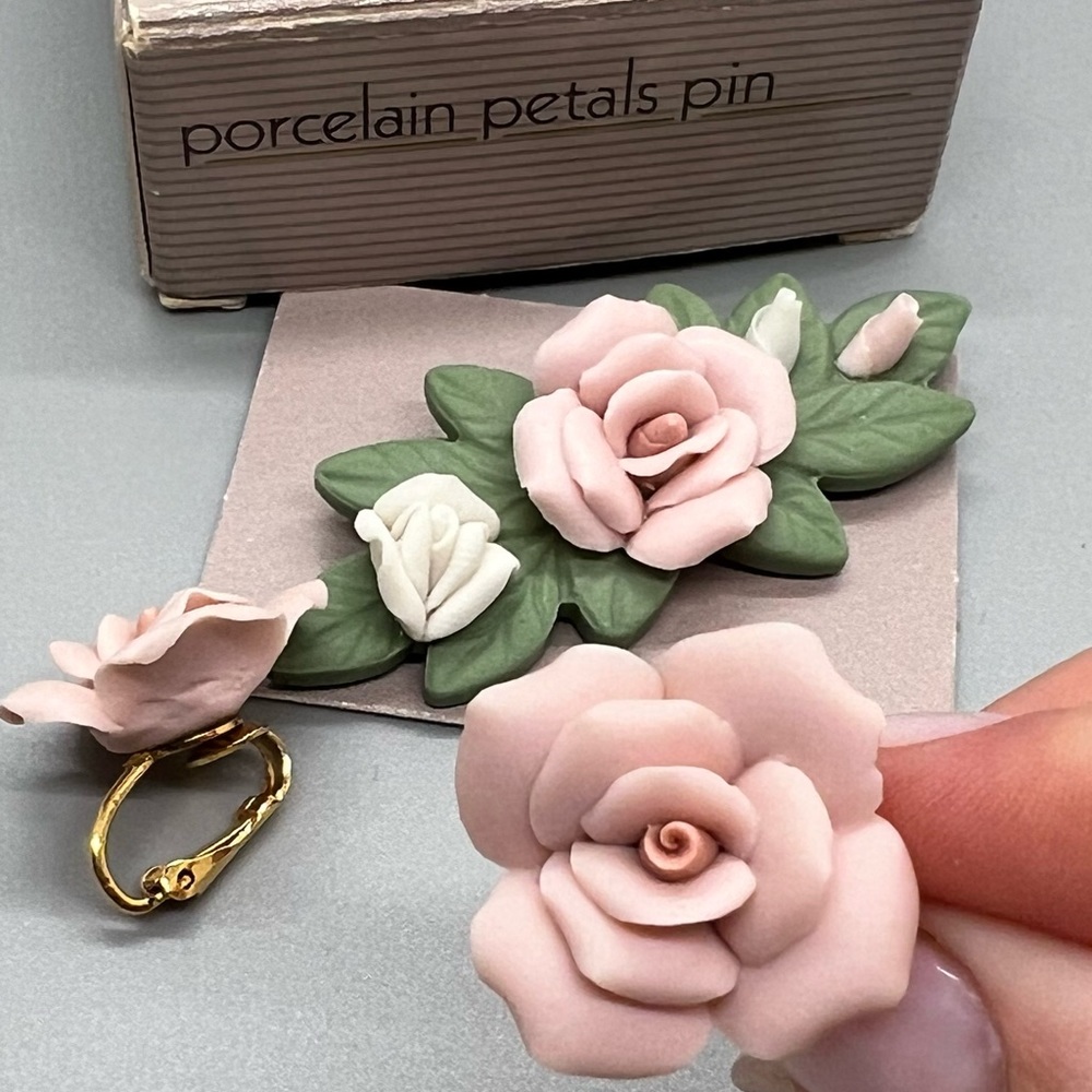 NEW| Avon vintage porcelain earrings and pin set - Picture 5 of 7